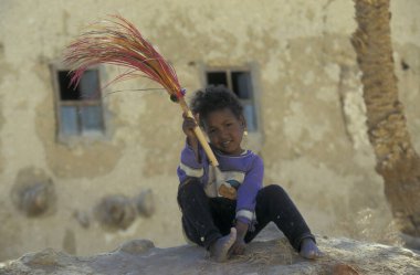 Kuzey Afrika 'da, Libya' daki ya da Doğu Mısır Çölü 'ndeki Farafra vahasındaki bir evde bir çocuk. Mısır, Farafra, Mart 2000