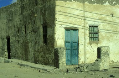 Kuzey Afrika 'da, Libya' da ya da Mısır 'ın doğu çölünde, Farafra vahasında bir ev. Mısır, Farafra, Mart 2000