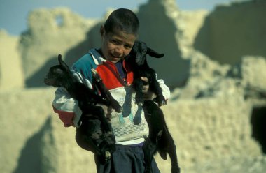 Çocuk, Libya 'daki eski Siwa Köyü' nde ya da Kuzey Afrika 'daki Mısır Çölü' nde. Mısır, Siwa, Mart 2000