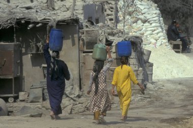Kahire 'nin eski bir kasabasındaki Pottery Factory' de kadın işçiler Kuzey Afrika 'daki Mısır' ın başkenti. Mısır, Kahire, Mart 2000