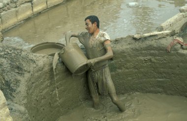 Kahire 'nin eski bir kasabasındaki Pottery Factory' de çalışan erkekler Kuzey Afrika 'daki Mısır' ın başkenti. Mısır, Kahire, Mart 2000