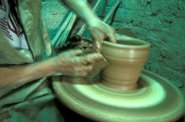 Kahire 'nin eski bir kasabasındaki Pottery Factory' de çalışan erkekler Kuzey Afrika 'daki Mısır' ın başkenti. Mısır, Kahire, Mart 2000