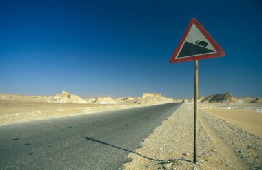 Kuzey Afrika 'daki Libya' daki Bahariya ve Farafra kasabaları arasındaki Çölde trafik yok. Mısır, Bahariya, Mart 2000