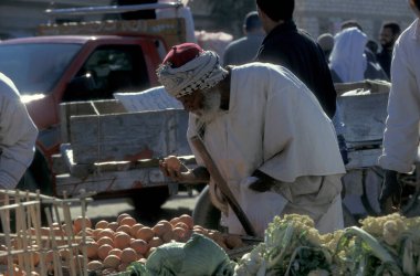 Kuzey Afrika 'nın Libya' daki eski Siwa Köyü 'ndeki ya da Doğu Mısır Çölü' ndeki Gıda Pazarı 'ndaki insanlar. Mısır, Siwa, Mart 2000
