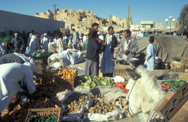 Kuzey Afrika 'nın Libya' daki eski Siwa Köyü 'ndeki Gıda Pazarı' ndaki meyve ve sebzeler. Mısır, Siwa, Mart 2000