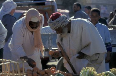 Kuzey Afrika 'nın Libya' daki eski Siwa Köyü 'ndeki ya da Doğu Mısır Çölü' ndeki Gıda Pazarı 'ndaki insanlar. Mısır, Siwa, Mart 2000