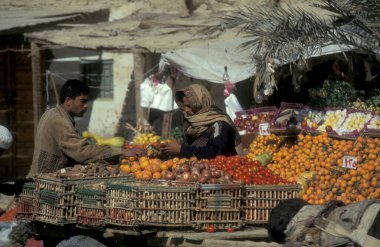 Kuzey Afrika 'nın Libya' daki eski Siwa Köyü 'ndeki ya da Doğu Mısır Çölü' ndeki Gıda Pazarı 'ndaki insanlar. Mısır, Siwa, Mart 2000