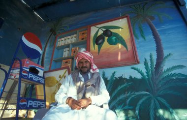 Libya 'daki eski Siwa Köyü' ndeki Gıda Pazarı 'nda bir zeytin ve randevu dükkanı ya da Kuzey Afrika' daki doğu Mısır Çölü. Mısır, Siwa, Mart 2000