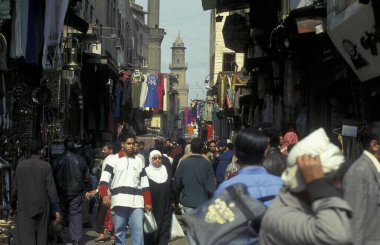 Kuzey Afrika 'da Mısır' ın Kahire kentindeki ana çarşıda ya da pazarda bir pazar. Mısır, Kahire, Mart 2000