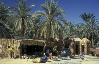 Libya 'daki eski Siwa Köyü' nde ya da Kuzey Afrika 'daki Mısır Çölü' nün doğusundaki tatlı su kaynağı yakınında bir restoran. Mısır, Siwa, Mart 2000