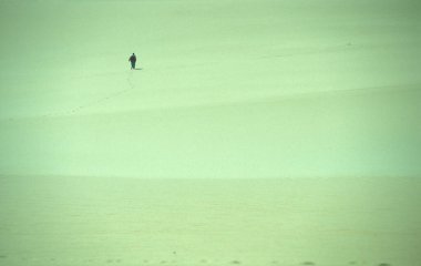 Libya 'daki Oasis ve Siwa köyü yakınlarındaki kum tepeleri ya da Kuzey Afrika' daki doğu Mısır Çölü. Mısır, Siwa, Mart 2000