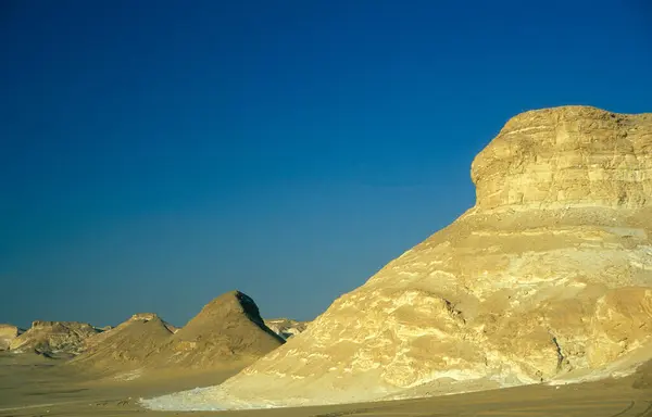 北アフリカ エジプト ファラフラフ 2000年3月のエジプトのエジプトのリビアまたは西部の砂漠のヴィレッジ近くの白い砂漠の風景と自然 — ストック写真