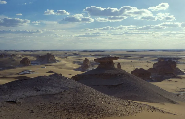 北アフリカ エジプト ファラフラフ 2000年3月のエジプトのエジプトのリビアまたは西部の砂漠のヴィレッジ近くの白い砂漠の風景と自然 — ストック写真