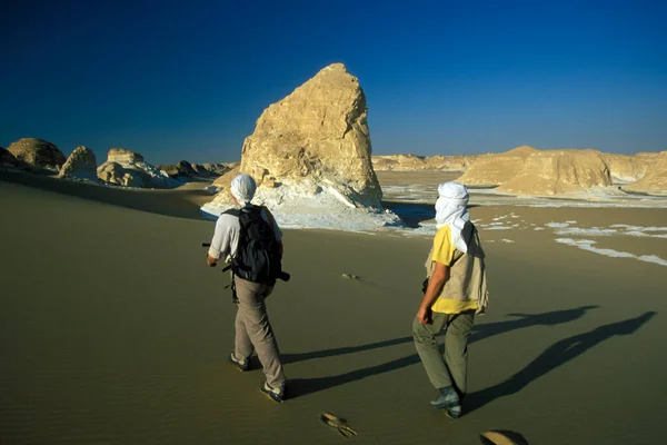 Turistická Skupina Krajině Přírodě Bílé Poušti Blízkosti Vesnice Farafra Libyjské — Stock fotografie