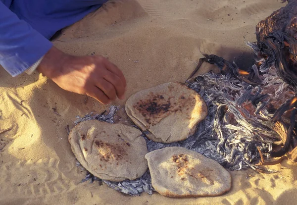 Bedoeïenen Bakken Brood Het Zand Een Toeristische Tour Witte Woestijn — Stockfoto