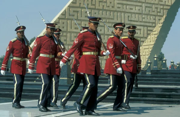 Una Guardia Monumento Sadat Nel Centro Della Città Del Cairo — Foto Stock