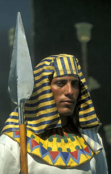 位于埃及首都开罗市中心的萨达特纪念碑 Sadat Monument 的卫兵 2000年3月 — 图库照片