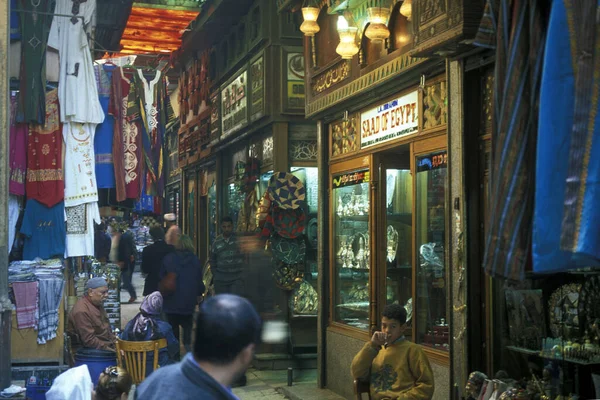 北アフリカのエジプトのカイロ市のメインバザールまたはマーケットでマーケットストリート エジプト カイロ 2000年3月 — ストック写真