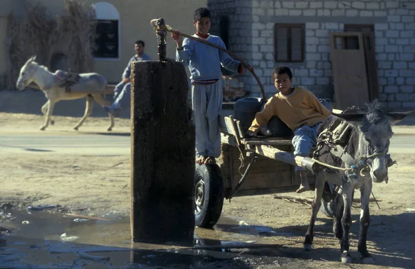 Παιδιά Παίρνουν Νερό Από Ένα Βαθύ Πηγάδι Πηγή Στην Πόλη — Φωτογραφία Αρχείου