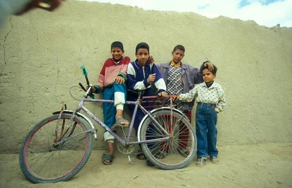 Niños Ciudad Oasis Farafra Desierto Libio Argentino Egipto Norte África — Foto de Stock