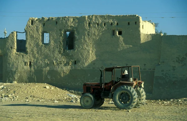 Een Tractor Stad Farafra Oase Van Farafra Libische Vroegere Woestijn — Stockfoto