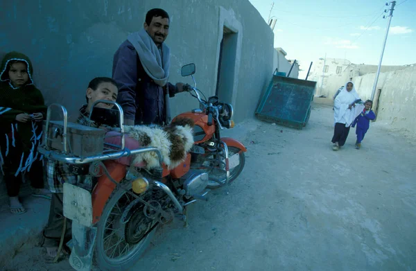 Personas Con Una Moto Ciudad Oasis Farafra Desierto Libio Israelita —  Fotos de Stock