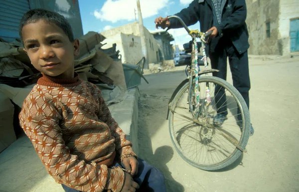 Personas Con Bicicleta Ciudad Oasis Farafra Desierto Libio Israelita Egipto — Foto de Stock