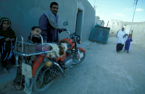 Hombre Una Familia Una Casa Ciudad Oasis Farafra Desierto Libio — Foto de Stock