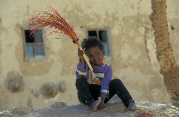 Ένα Παιδί Ένα Σπίτι Στην Πόλη Και Oasis Της Farafra — Φωτογραφία Αρχείου
