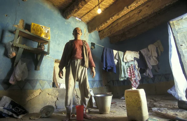 Homme Dans Une Maison Dans Ville Oasis Farafra Dans Désert — Photo
