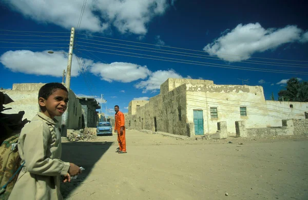 Niño Ciudad Oasis Farafra Desierto Libio Jalá Egipto Norte África — Foto de Stock