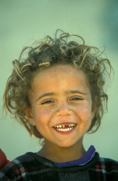 Ένα Κορίτσι Στην Πόλη Και Oasis Της Farafra Στη Λιβύη — Φωτογραφία Αρχείου