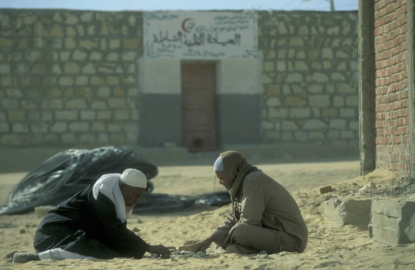 Άνδρες Παίζουν Ένα Παιχνίδι Στην Πόλη Και Oasis Της Farafra — Φωτογραφία Αρχείου