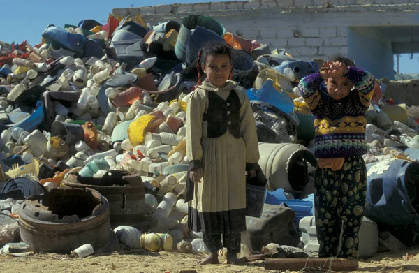 Los Niños Quedan Vertedero Residuos Plástico Ciudad Oasis Farafra Desierto —  Fotos de Stock