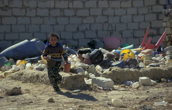 Children Stay Waste Plastic Dump Town Oasis Farafra Libyan Estern — Stock Photo, Image