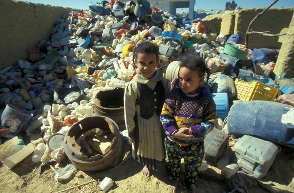 Los Niños Quedan Vertedero Residuos Plástico Ciudad Oasis Farafra Desierto —  Fotos de Stock