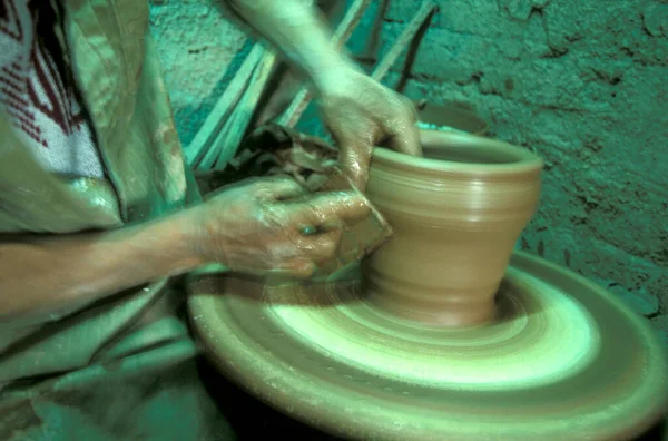 在北非埃及首都开罗老城的一家陶器工厂工作的男工 2000年3月 — 图库照片