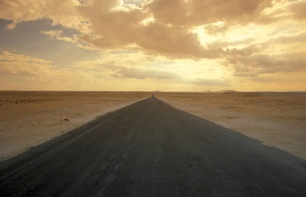Traffic Desert Road Town Oasis Bahariya Farafra Libyan Estern Desert — Stock Photo, Image