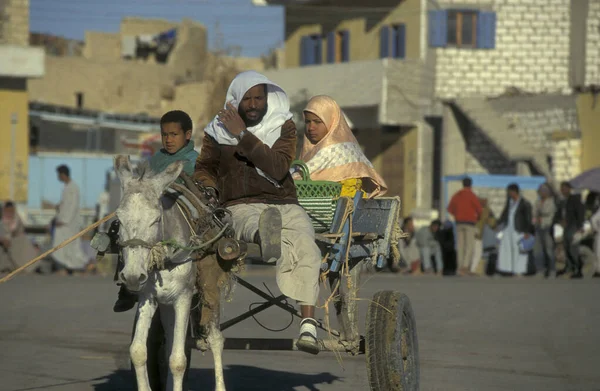 北アフリカのリビアやエジプトの砂漠のシワの古い村のフードマーケットの人々 エジプト 2000年3月 — ストック写真