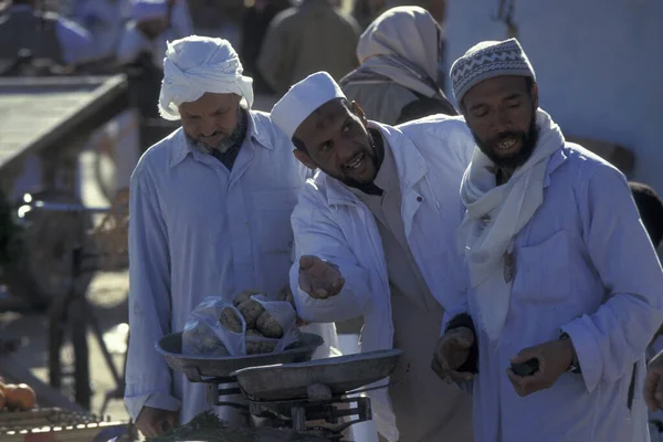 Άνθρωποι Στην Αγορά Τροφίμων Στο Παλιό Χωριό Της Siwa Στη — Φωτογραφία Αρχείου