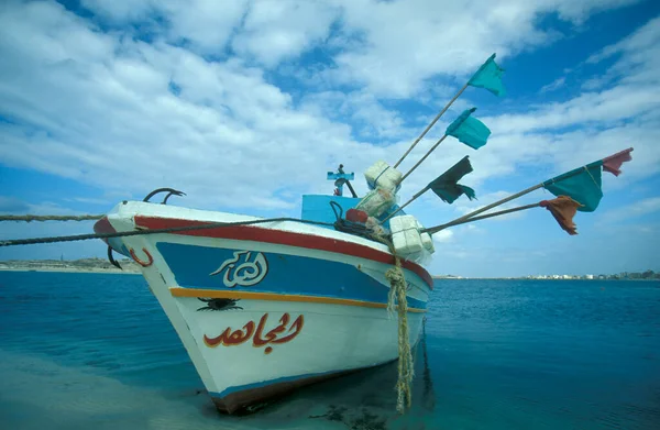 Kuzey Afrika 'daki Akdeniz kıyısındaki Marsa Matruh kasabasında bir balıkçı teknesi. Mısır, İskenderiye, Mart 2000