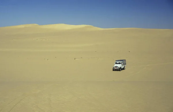 Ein Auto Den Sanddünen Der Nähe Der Oase Und Des — Stockfoto