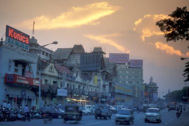 Hindistan 'ın Karnataka eyaletinin Bangalore şehrinde Dükkan ve Trafik Yolu. Hindistan, Bangalore, Nisan 1998