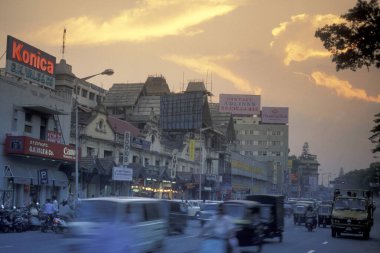 Hindistan 'ın Karnataka eyaletinin Bangalore şehrinde Dükkan ve Trafik Yolu. Hindistan, Bangalore, Nisan 1998