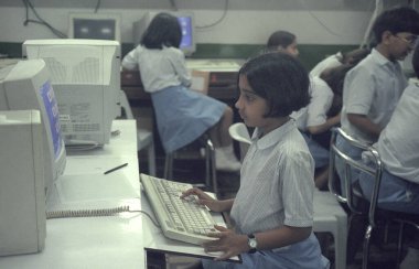 Hindistan 'ın Karnataka eyaletindeki Bangalore şehrindeki Copmputer sınıfında okul çocukları. Hindistan, Bangalore, Nisan 1998
