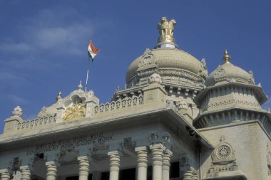 Hindistan 'ın Karnataka ilinin Bangalore şehrinde bulunan Karnataka Eyaleti Parlamentosu Binası. Hindistan, Bangalore, Nisan 1998