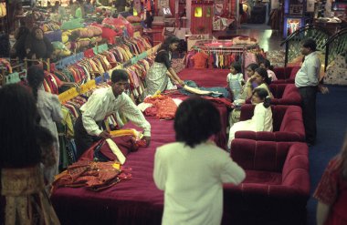 Hindistan 'ın Karnataka eyaletindeki Bangalore şehrindeki Saree ve Oyuncaklar için modern alışveriş merkezi Kemp Kalesi' nin içinde. Hindistan, Bangalore, Nisan 1998