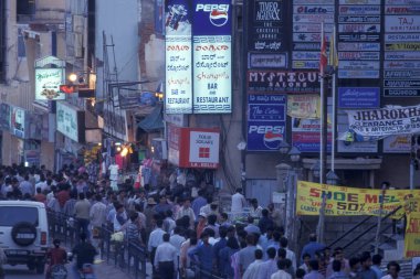 Hindistan 'ın Karnataka eyaletinin Bangalore şehrinde Dükkan ve Trafik Yolu. Hindistan, Bangalore, Nisan 1998