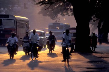 Hindistan 'ın Karnataka eyaletinin Bangalore şehrinde trafik var. Hindistan, Bangalore, Nisan 1998