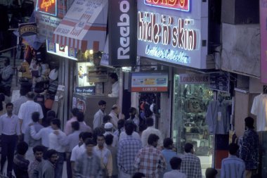 Hindistan 'ın Karnataka eyaletinin Bangalore şehrinde Dükkan ve Trafik Yolu. Hindistan, Bangalore, Nisan 1998